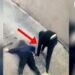 E tërheq zvarrë, momenti kur 44-vjeçari i grabit me dhunë çantën një gruaje në Durrës (video)