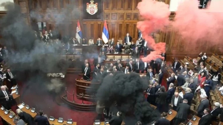 Vezë, shishe dhe tymuese/ Përplasje dhe grushte mes deputetëve në Kuvendin e Serbisë