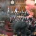 Vezë, shishe dhe tymuese/ Përplasje dhe grushte mes deputetëve në Kuvendin e Serbisë