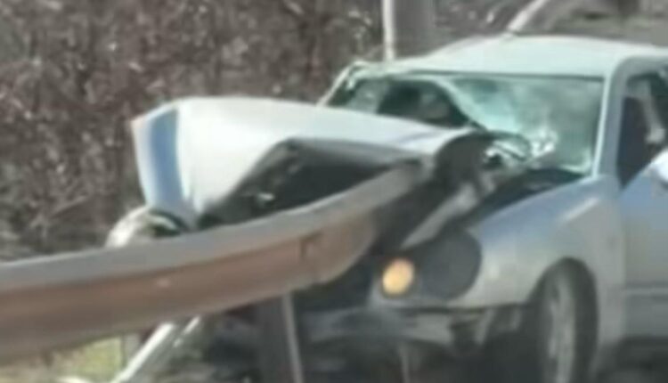 Aksident në Librazhd, mbrojtësja metalike çan makinën – Pamjet