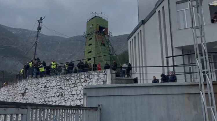 Minatorët e Bulqizës vazhdojnë protestën, nuk arrijnë marrëveshje me kompaninë turke