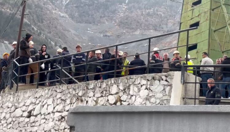 Minatorët e Bulqizës vijojnë bojkotin e punës, kundërshtojnë kërkesën për të punuar të shtunave…