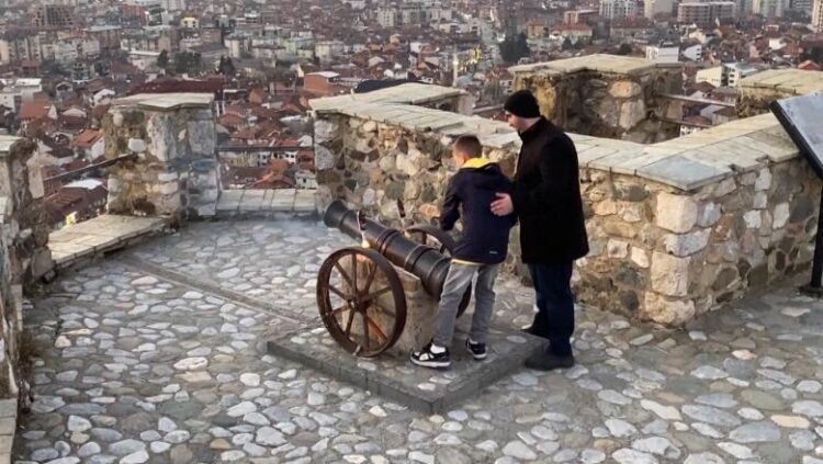 Besimtari hedh çdo ditë fishekzjarre nga kalaja gjatë muajit të Ramazanit