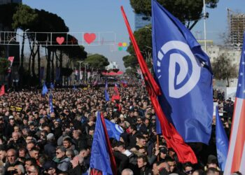 Protesta e opozitës, policia “blindon” Tiranën, 800 efektivë në terren