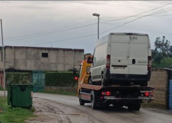 Hajdutët në Lushnjë grabisin kasafortën e biznesit dhe furgonin, gjatë largimit përfundojnë në kanal