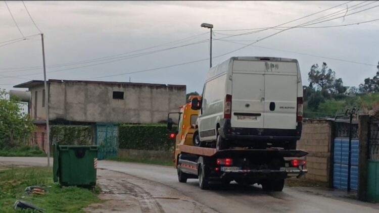 Hajdutët në Lushnjë grabisin kasafortën e biznesit dhe furgonin, gjatë largimit përfundojnë në kanal