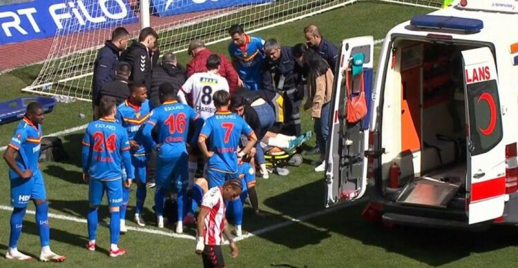 Sulmuesi shqiptar Rei Manaj humb ndjenjat në fushë, largohet me ambulancë nga fusha