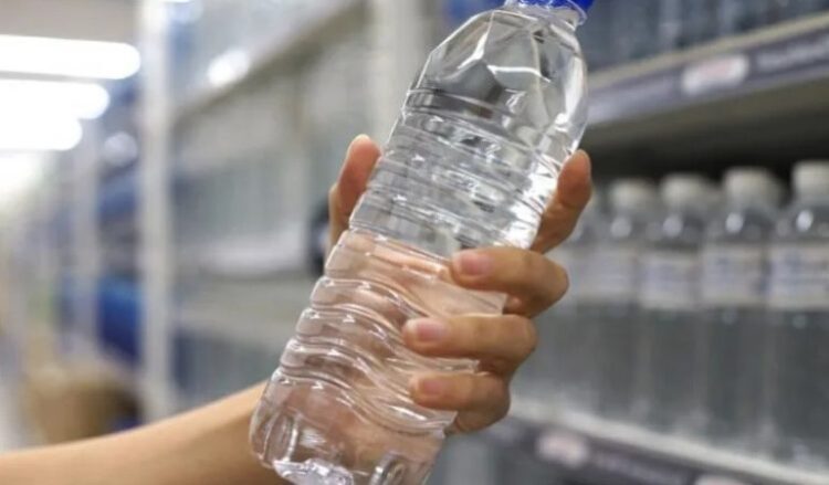 A e dini sa herë duhen rimbushur shishet plastike të ujit?