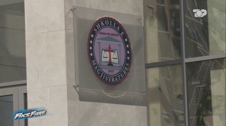 VIDEO/ Skandali në Shkollën e Magjistraturës, kandidatët për gjyqtarë dhe prokurorë “kopjojnë” në provime!