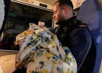 Përplasi disa herë në tokë foshnjën 5 muajshe/ Nis hetimi për nënën e alkoolizuar në Vlorë