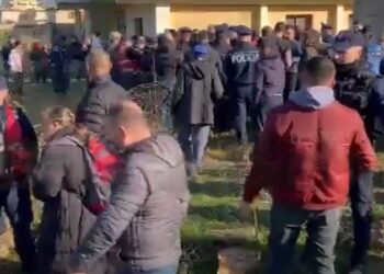 Ndërtimi i ujësjellësit Tragjas-Himarë/ Banorët në protestë, përplasen me policinë