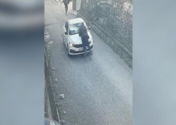 Turisti turk përplasi rojen me makinë në Krujë, policia e vendos në pranga pas sherrit për pagesën