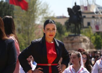 Ministrja Balluku i përdor faqet e institucioneve si ‘mur’ për posterat e fushatës