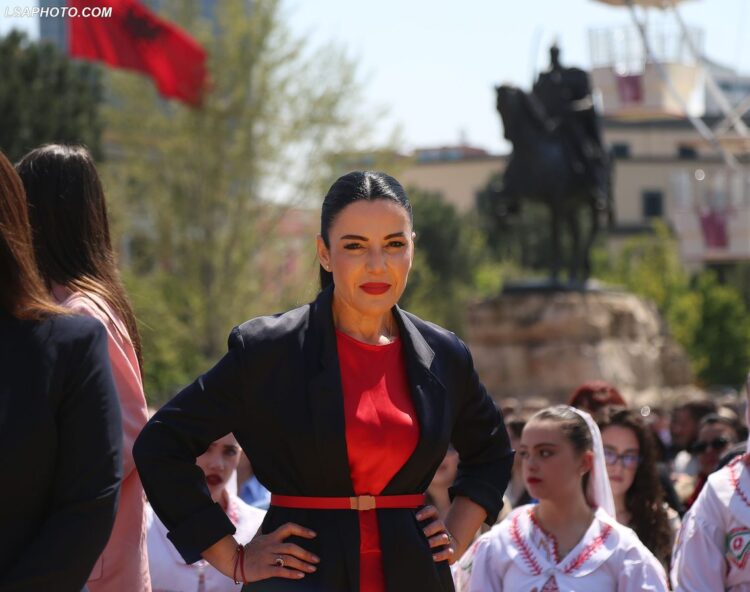 Ministrja Balluku i përdor faqet e institucioneve si ‘mur’ për posterat e fushatës