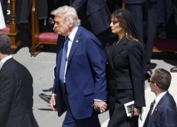 FOTO/ Trump theu kodin e veshjes në funeralin e Papa Françeskut