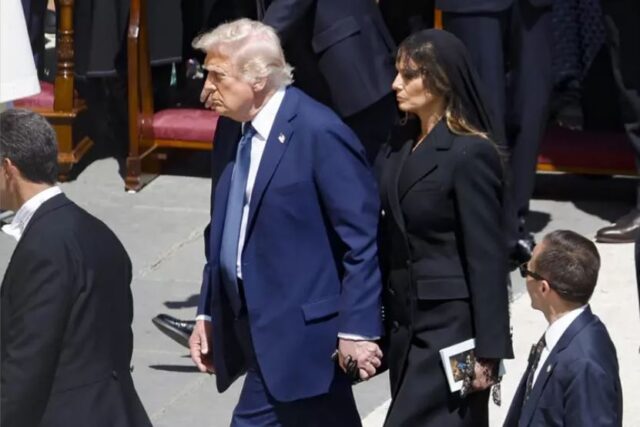 FOTO/ Trump theu kodin e veshjes në funeralin e Papa Françeskut