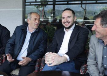 Eja, jam dhe unë në shesh