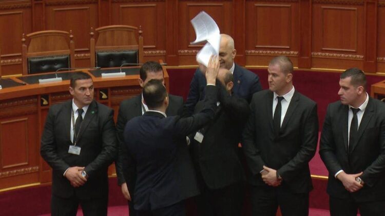 Me votë ti biem në kokë të keqes! Punë, punë, punë, takime, takime, takime…