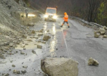 Moti i keq/ Gurët dhe dherat bllokojnë aksin Elbasan-Librazhd-Prrenjas