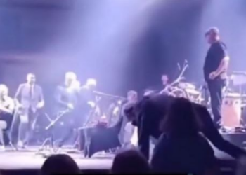 E trishtë / Këngëtari i njohur shembet në skenë dhe humb jetën (Video)