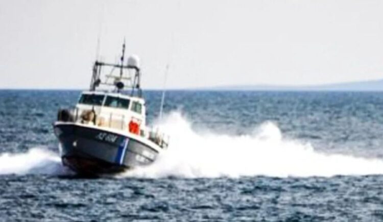 Tensione në ujërat greke, qëllohet me armë zjarri nga anije turke e emigrantëve