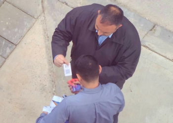 “SPAK ta hetojë”, aktivisti denoncon ministrin e Brendshëm: Transporton fletushka të PS me makinën e shtetit