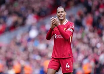 Van Dijk rinovon me Liverpool-in, bëhet mbrojtësi më i paguar në Evropë