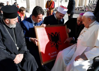 “Mbrojeni vëllazërinë nën flamurin dhe Shqiponjën”/ Mesazhi i Papa Françeskut për klerikët shqiptarë