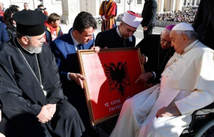 “Mbrojeni vëllazërinë nën flamurin dhe Shqiponjën”/ Mesazhi i Papa Françeskut për klerikët shqiptarë