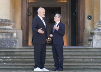 Pas Italisë, edhe Britania përgatit për të sjellë emigrantë në Shqipëri