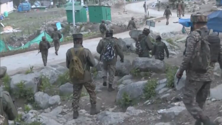 U vranë 26 persona, India akuzon Pakistanin për sulmin terrorist