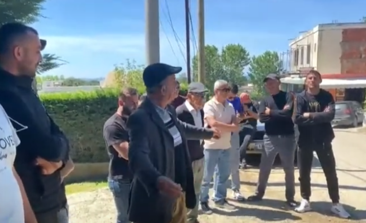 Durrës/ Protestë në fshatin Shën Pjetër, banorët kërkojnë ujë të pijshëm: Do bllokojmë aksin kryesor të rrugës