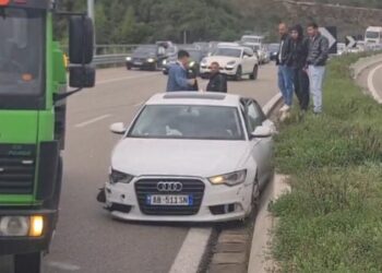 Përplasen dy makina në autostradën Elbasan-Tiranë, plagoset një person