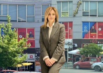 Ndodh edhe kjo! Kandidatja socialiste pret pemën, sepse i mbulonte posterin e fushatës