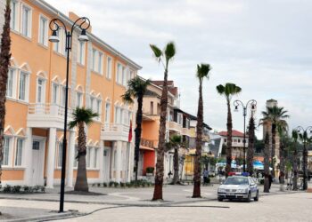 Dhunohen dhe kërcënohen dy punonjës të bashkisë Kavajë, shpallen në kërkim pesë persona