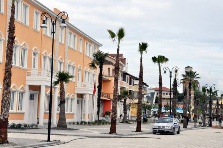 Dhunohen dhe kërcënohen dy punonjës të bashkisë Kavajë, shpallen në kërkim pesë persona