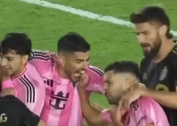 Suarez nuk ndryshon kurrë! I rikthehet kafshimit, e pëson shoku i skuadrës (Video)