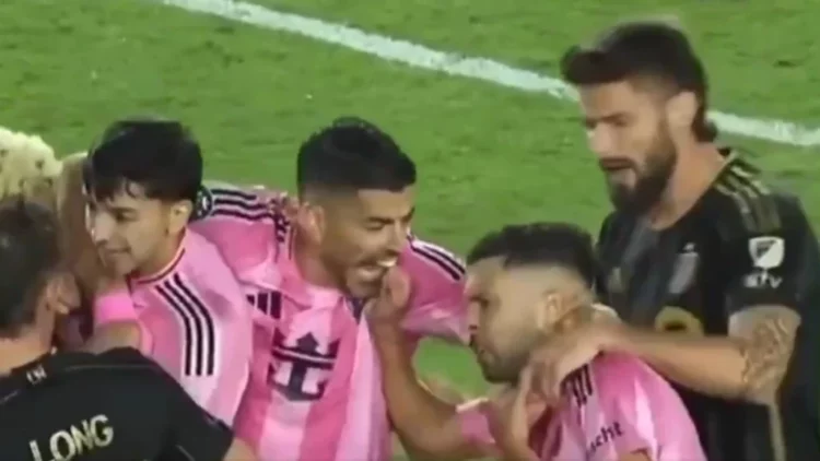 Suarez nuk ndryshon kurrë! I rikthehet kafshimit, e pëson shoku i skuadrës (Video)