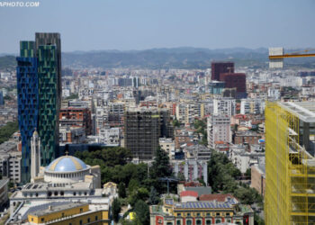 Tirana, një oaz i nxehtë betoni