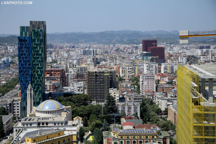 Tirana, një oaz i nxehtë betoni