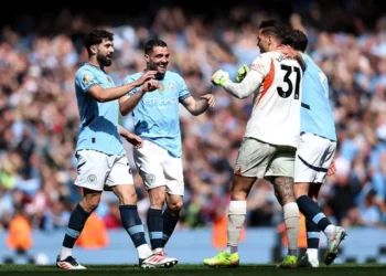 Manchester City fiton me përmbysje dhe “flirton” me zonën Champions