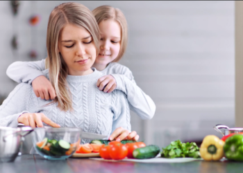 Studimi: Dashuria e nënës rrit fëmijë më të mirë