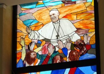 Besimtarët shqiptarë nderojnë Atin e Shenjtë