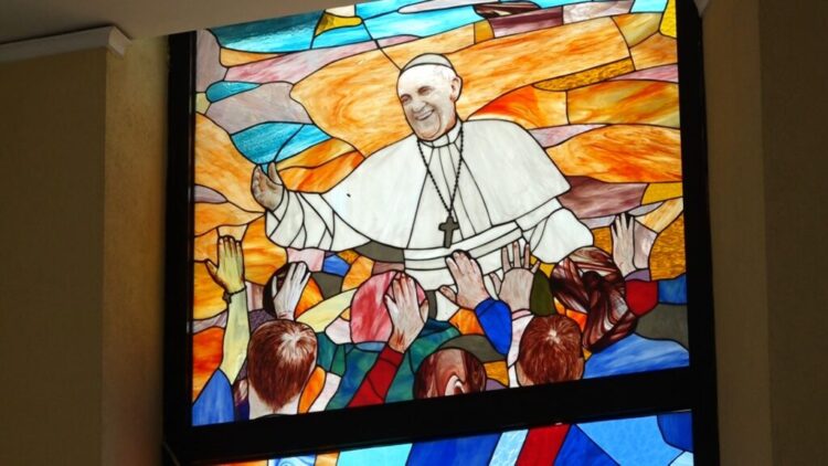 Besimtarët shqiptarë nderojnë Atin e Shenjtë