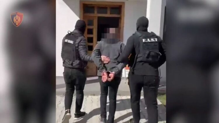 Kapet në Durrës kreu i një organizate për trafikim të qenieve njerëzore në Itali