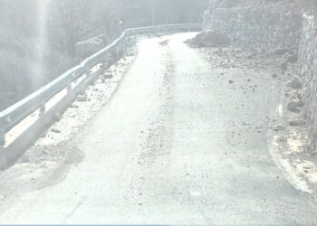 Rruga e fshatit turistik të Thethit në Shkodër rrezikon të bllokohet nga gurët e mëdhenj, që bien çdo ditë në këtë aks