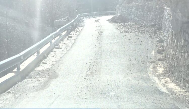 Rruga e fshatit turistik të Thethit në Shkodër rrezikon të bllokohet nga gurët e mëdhenj, që bien çdo ditë në këtë aks