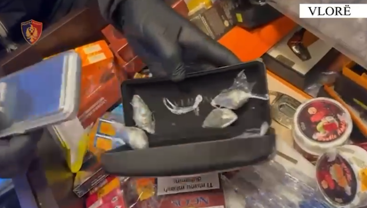 ‘Tabacchino’ për shitje droge, 3 të arrestuar në Vlorë