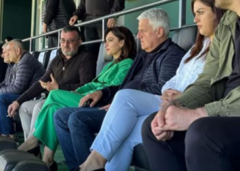 Kur futbolli bëhet skenë për teatrin e politikës e selfie fushate