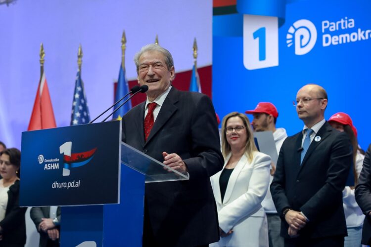 “Dalim ballë për ballë”/ Berisha: Rama aq sa ka të gjatë trupin, aq ka dhe dorën për të vjedhur